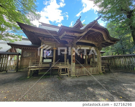 陽光明媚的夏日，天岩戶神社西本宮的神樂殿 82716298