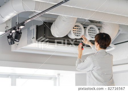 Workers inspecting office ducts Photo cooperation: WEEK Shibadaimon (Sun Frontier Fudousan) 82716567