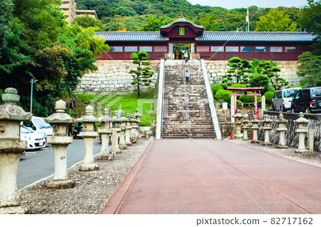 這是東照宮的正面圖。它是廣島的一座古老的寺廟。有一個很長的區域。 這是東照宮的正面圖。它是廣島的一座古老的寺廟。有一個很長的區域。 82717162