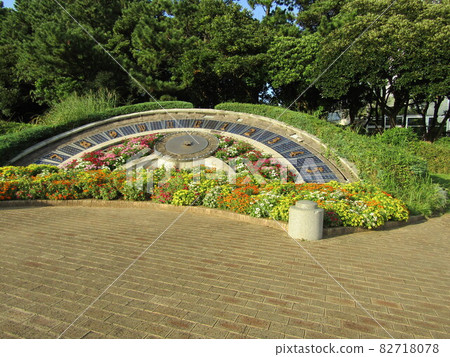 Sundial of Inage Seaside Park or red, yellow and white flowers of zinnia Sundial of Inage Seaside Park or red, yellow and white flowers of zinnia 82718078
