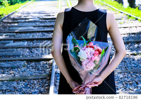 一個女人拿著一束愛婚姻的背影 82718196