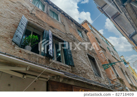Old building in Venice, Italy 82718409