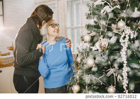 Senior couple with gifts near the Christmas tree 82718812