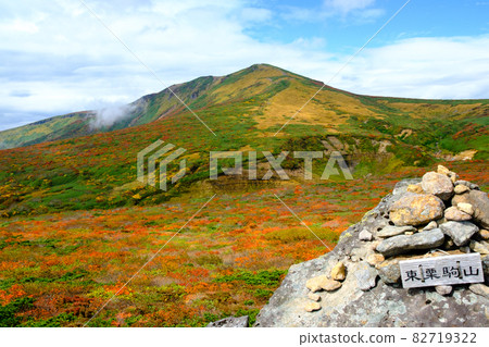 Mt. Kurikoma (Mt. Sugawa), one of the 100 famous mountains of flowers known for the most beautiful mountain autumn leaves in Japan Mt. Kurikoma (Mt. Sugawa), one of the 100 famous mountains of flowers known for the most beautiful mountain autumn leaves in Japan 82719322