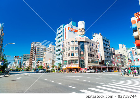 Scenery of Kappabashidogugai Street in Tokyo 82719744