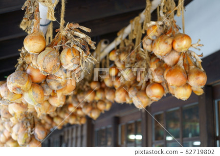 Onions hung under the eaves 82719802