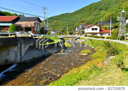 從坂下橋/南相池川（長野縣南相池村）附近眺望南相池村會堂 [2021.10] 82720078