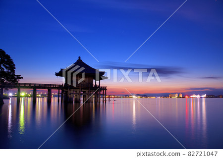 Dawn of the floating place 82721047