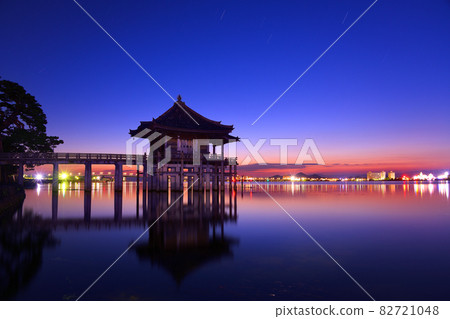 Dawn of the floating place 82721048