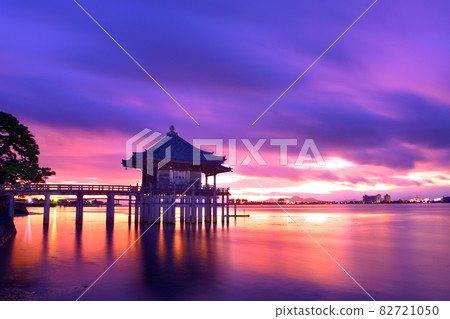 Dawn of the floating place 82721050