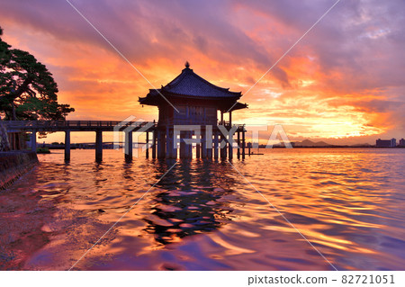 Dawn of the floating place 82721051