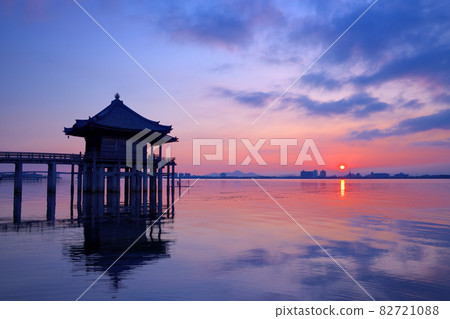 浮動的黎明 浮動的黎明 82721088