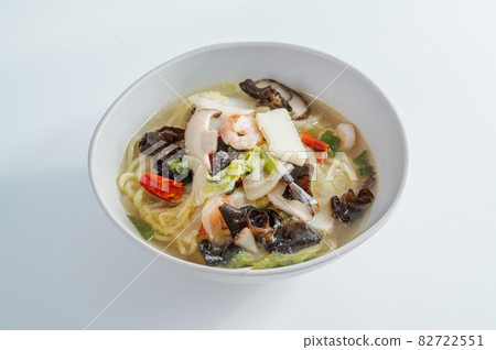 White Jjamppong with Seafood and Vegetables White Jjamppong with Seafood and Vegetables 82722551
