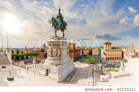 View on the Monument to Victor Emmanue and Venice Square Piazza Venezia , Rome, Italy View on the Monument to Victor Emmanue and Venice Square Piazza Venezia , Rome, Italy 82723221