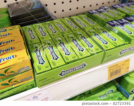 PENANG, MALAYSIA -JULY 7, 2021: Selected focused on the chewing gum arranged neatly on the shelves in the store. Marked with a price tag and sorted by brand. 82723391