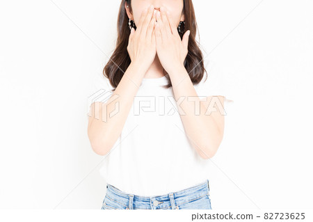 A young woman wearing a surprised and surprised T-shirt 82723625