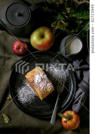 Homemade sliced traditional apple strudel pie and apples Homemade sliced traditional apple strudel pie and apples 82723949
