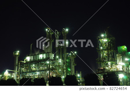 Night view of Tokuyama factory near Harumi Water Park in Shunan Complex in Shunan City, Yamaguchi Prefecture Night view of Tokuyama factory near Harumi Water Park in Shunan Complex in Shunan City, Yamaguchi Prefecture 82724654