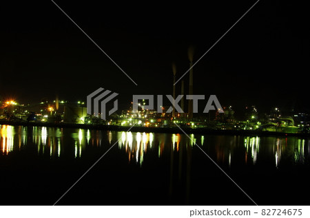 Night view of Tokuyama and Yamaguchi Liquid factories seen from Irifune-cho, Shunan Complex in Shunan City, Yamaguchi Prefecture Night view of Tokuyama and Yamaguchi Liquid factories seen from Irifune-cho, Shunan Complex in Shunan City, Yamaguchi Prefecture 82724675