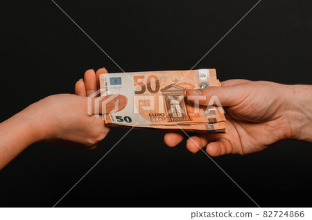 People's consent, the transfer of money from hand to hand, the European currency in the market. People's consent, the transfer of money from hand to hand, the European currency in the market. 82724866