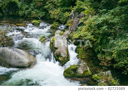 山梨 昇仙峽的藍天和流經山谷的河流 山梨 昇仙峽的藍天和流經山谷的河流 82725089