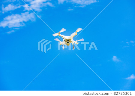 無人機和藍天 82725301