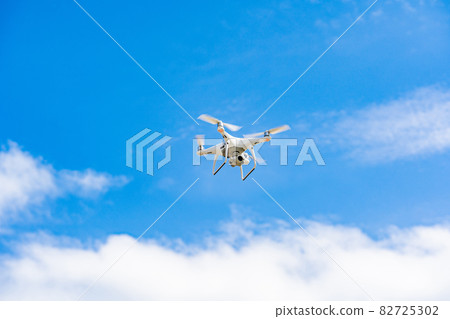 無人機和藍天 82725302