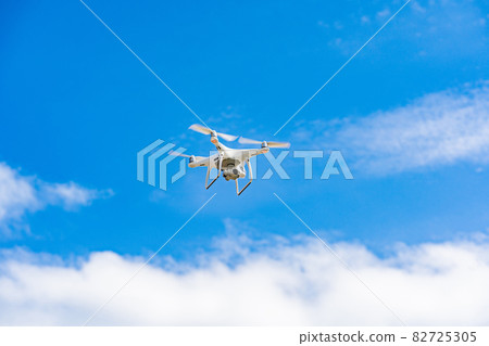 無人機和藍天 82725305
