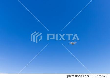 白色無人機在湛藍的天空中飛翔 白色無人機在湛藍的天空中飛翔 82725872