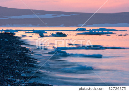 Seashore and ice floes on the water 82726875
