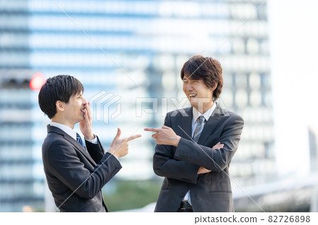 Businessman chat 82726898
