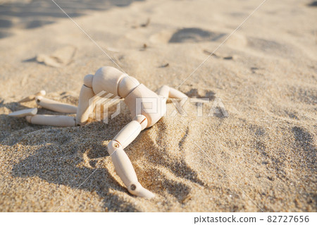 A drawing doll that buries its head in the sand and immerses itself in it 82727656