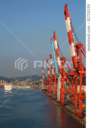 台灣出海門戶基隆港的大型起重機 台灣出海門戶基隆港的大型起重機 82728150