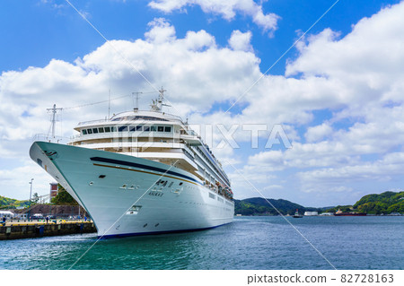 停泊在佐世保港的客船[長崎縣佐世保市] 82728163