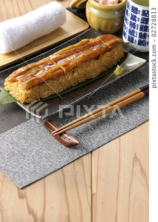 竹葉上的星鰻壽司、罐子裡的加里、茶和手巾 竹葉上的星鰻壽司、罐子裡的加里、茶和手巾 82728813