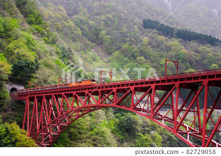 在紅鐵橋上行駛的黑部峽谷鐵路 82729058