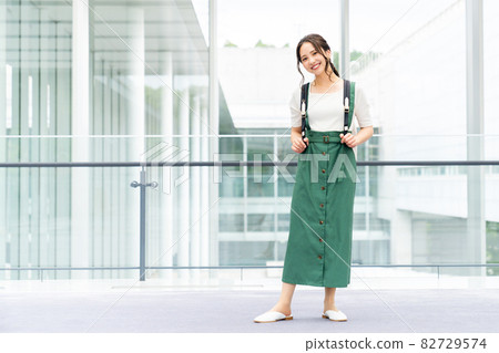 走在學校的女大學生 82729574