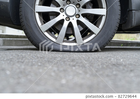 Punctured tire 82729644