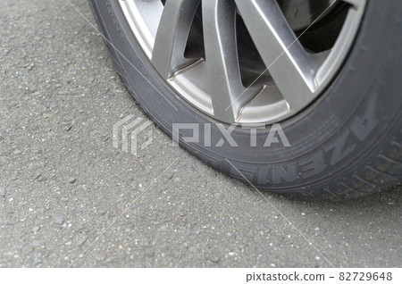 Punctured tire 82729648