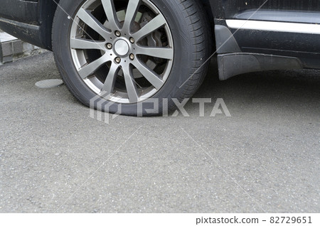 Punctured tire 82729651
