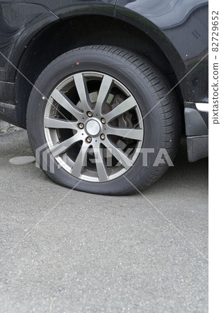 Punctured tire 82729652