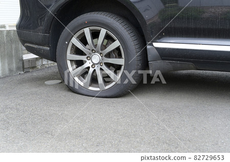 Punctured tire 82729653