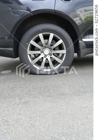 Punctured tire 82729656