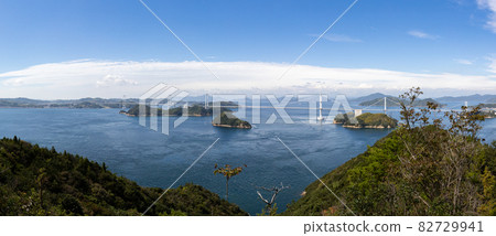 從大島立山眺望來島海峽大橋（島波海峽）及周圍的自然風光。 82729941