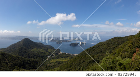 從大島的黑山上看到的來島海峽大橋（島波海峽）及周圍的自然風光。 82729943