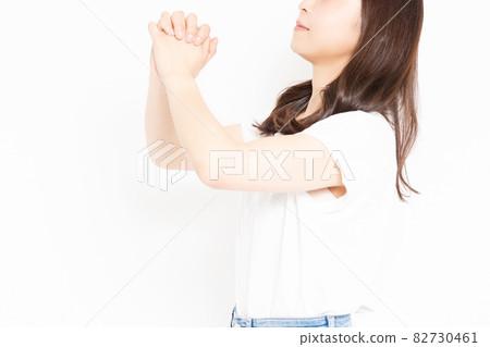 做請求姿態的T卹杉的年輕女人 做請求姿態的T卹杉的年輕女人 82730461