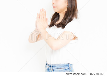 做請求姿態的T卹杉的年輕女人 做請求姿態的T卹杉的年輕女人 82730463