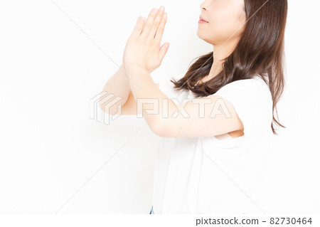 做請求姿態的T卹杉的年輕女人 做請求姿態的T卹杉的年輕女人 82730464