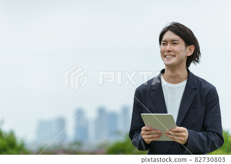 操作平板電腦的年輕人 82730803