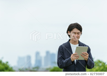 操作平板電腦的年輕人 操作平板電腦的年輕人 82730807